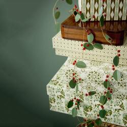bungalow dk blaetter girlande mit roten beeren wunderschoen-gemacht