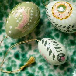 bungalow dk deko ostereier apier mache egg anila gruene hase blumenmuster wunderschoen-gemacht