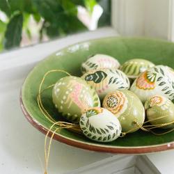 bungalow dk deko ostereier apier mache egg anila gruene hase blumenmuster wunderschoen-gemacht
