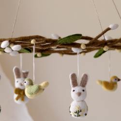 gry sif gefilzter osterhase blueten bestickt wunderschoen-gemacht