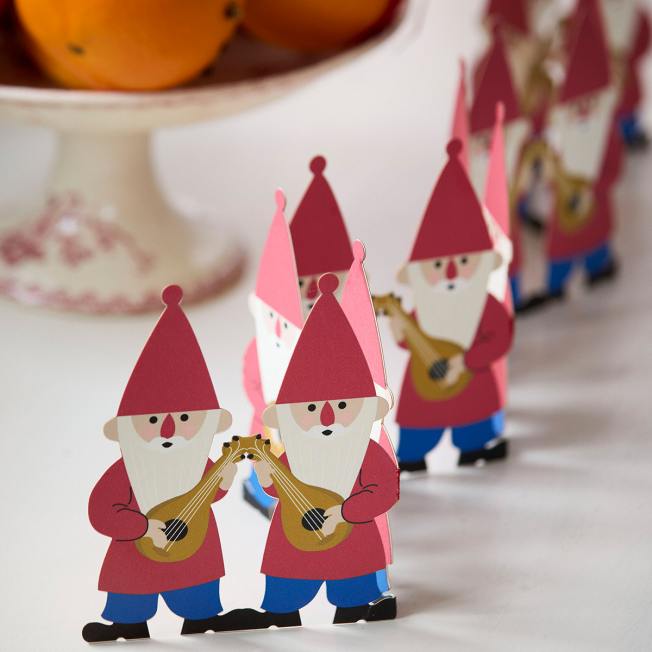 bungalow dk paper tischgirlande gnomes red rote wichtel wunderschoen-gemacht bungalow dk paper tischgirlande gnomes red rote wichtel wunderschoen-gemacht