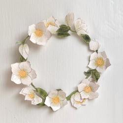 tall hat Tales diy ausschneidebogen bastelbogen christrosen papierblueten kranz wunderschoen-gemacht