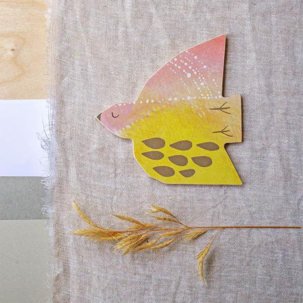 Kaisu Mari wandschmuck mini soulbird vogel saima gelb rosa wunderschoen-gemacht