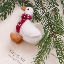 gry sif gefilzte weihnachtsgans roter schal wunderschoen-gemacht
