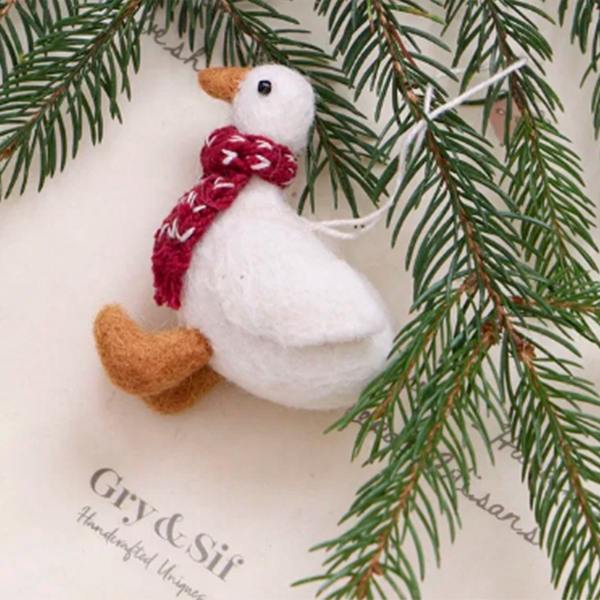 gry sif gefilzte weihnachtsgans roter schal wunderschoen-gemacht