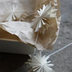 dbkd papier schneeflocken girlande garland flakes weiss wunderschoen-gemacht