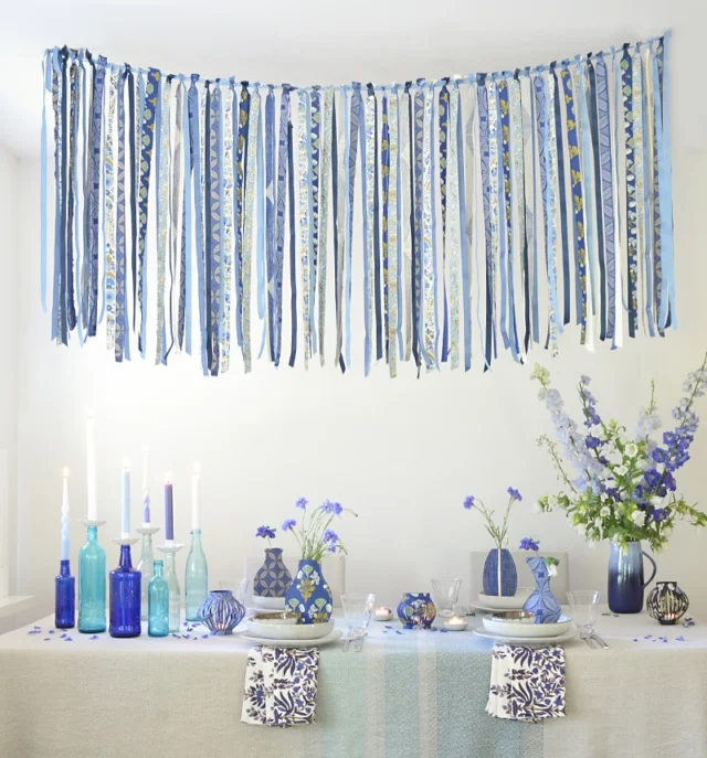 ….. diese herrlichen sommertage gebührend mit einer sommerblauen #tischdeko feiern!

- mit einfachen diy‘s aus geschenkpapieren: papierstreifengirlande überm tisch, genähte papiervasen und gebastelte lampions
- der schöne #sommerblumenstrauss kommt in den knallblauen keramikkrug. der papierlampion ist easy peasy nachgebastelt
- immer die schönsten: blumen von @x.tausendschoen.x 
- einfache flaschen werden zu #kerzenhaltern
- die perfekten #giveaways : #küchentücher von @bungalow.dk 

sommerliche deko gibt es im #wunderschoengemachtshop