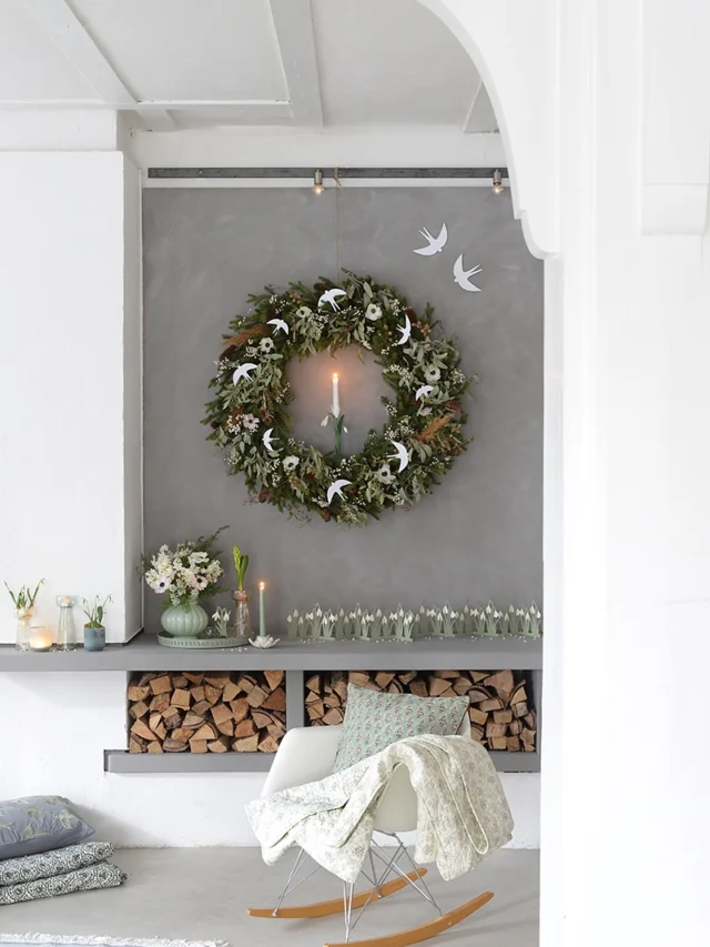 ….. warten auf den frühling. aushaltbar mit ganz vielen blumen, vor allem natürlich #schneeglöckchen , in echt und aus papier, oder in form eines kerzenständers. alles tummelt sich im und um den riesenkranz

- die vase ist perfekt für einen pastelligen strauß mit frühlingsblumen. liebe das mintgrün der #glasvase !
matcht herrlich mit dem metalltablett. so süß auch der keramikkerzenständer in narzissenblütenform 
- einfach nur: hachz!
- der blickfanggamechanger sind diese schneeglöckchentischgirlanden. illuminiert durch eine dahintergelegte lichterkette, leuchten sie wie eine ganze schneeglöckchenwiese im sonnenuntergang
- mein platz am wochenende und so lässts sich richtig gemütlich auf den frühling warten: mit kuscheldecke und blockprintkissen, matcha und buch
- süßestes blümchenmuster und kuschelig weich!

deko fürs „warten-auf-den-frühling“ gibt es im #wunderschoengemachtshop