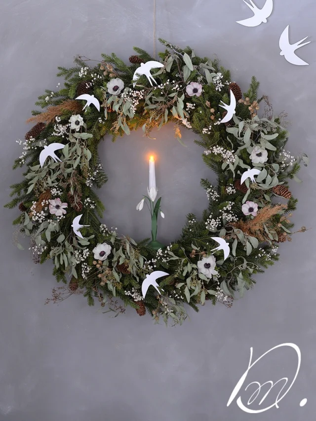 ….. weiter #wartenaufdenfrühling 
 
mit:

- „winterkranz-trifft-auf-frühblüher“ und dem schönsten #schneeglöckchen kerzenleuchter ✨
- schneeglöckchen ausm garten retten und in attraktive gläser umtopfen
- anemonen sorgen immer für frühlingslaune!
- leuchtet bei uns in dauerschleife: das süße schneeglöckchenwindlicht im scherenschnittstil 💚
- schneeglöckchenwiese aus papier. superschnell „gepflanzt“ und für immer haltbar.
- frühblüher in hyazinthenvasen: frühlingsstimmung mit soforteffekt

diese hier gezeigte #frühlingsdeko und #osterdeko findet ihr im #wunderschoengemachtshop