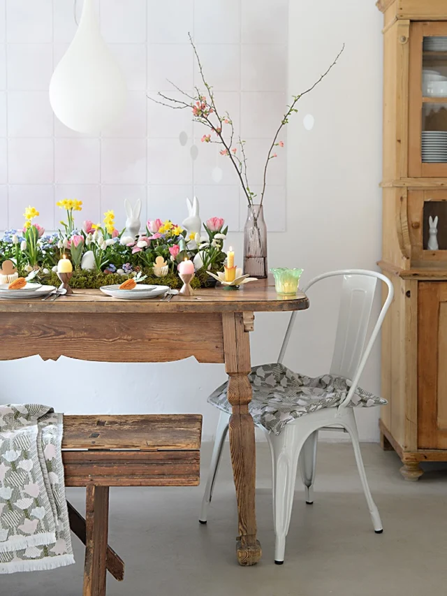 ….. jetzt geht es strammen schrittes auf ostern zu!
werde diese woche mal meine österliche deko hervorkramen und teile hier meine #osterdeko der letzten jahre als inspo mit euch:

- frühlingswiese auf dem tisch, mit lustigem ostereiersuchen zwischen den blumen
- aufgeräumt: ostern im regal 
- blau-gelbe osterdeko über, auf und im sekretär
- rosa osterstimmung mit anemonen und schwarzen akzenten
- ostern im lässigen boho-stil
- pastellbuntes osterchillen auf dem sofa

welche deko gefällt dir am besten?

die hier gezeigte frühlings- und osterdeko und noch viel mehr gibt es reichlich im #wunderschoengemachtshop zu entdecken. link zum shop oben im profil 👆🏻