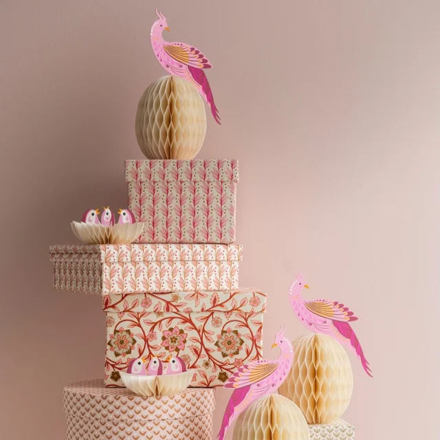 ….. als die frühjahrs- und osterkollektion von @bungalow.dk für den shop geliefert wurde, habe ich beim auspacken wirklich gequietscht vor entzücken:

-wie süß sind bitteschön diese honeycomb-osternester mit küken und dazupassendem, auf osterei sitzendem vogel?
- die ganze ostervielfalt von #bungalowdk als wimmelbild
- narzissen all over: die kerzenständer und tischgirlanden sind einzigartig! 
- lieb‘ die handbemalten #ostereier aus pappmachee ❤️ besonders natürlich die mit den schneeglöckchen…
- ein bunter strauch mit der besonderen honeycomb-deko. so schöne motive! 🐝 

diese #osterdeko und weitere #frühlingsdeko in hülle und fülle findet ihr im #wunderschoengemachtshop .
link oben im profil 👆🏻