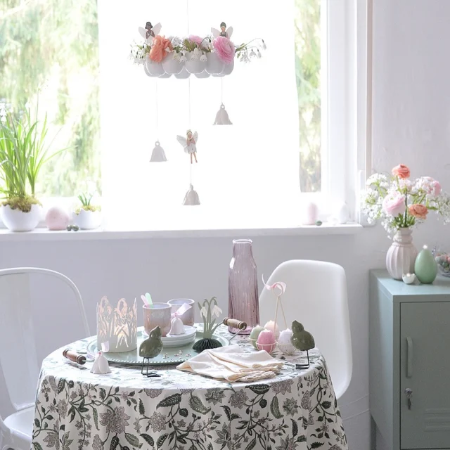 ….. der frühling ist da! bester anlass für eine pastellige #frühlingstischdeko mit österlichen details: 

- #schneeglöckchen in verschiedenen varianten mit #märzenbecher , ranunkeln und #osterdeko zu einer frühlingszarten #tischdeko kombiniert

- diese schneeglöckchenlichter leuchten bei uns seit wochen in dauerschleife. sie zaubern durch die scherenschnittsilhouetten stimmungsvolle schattenspiele. mehere lichter im kreis arrangiert ergeben eine ganze „schneeglöckchenwiese“ aus der ein hasenpärchen lugt 🐰 🐰 

- sooo schön: keramikblüten in glockenform zum hinstellen und aufhängen

- sind die papierschneeglöckchenelfenkinder zum ausschneiden nicht zu süß? schere und kleber reichen für diese kleine bastelei

- frühlingstraum! wusste bisher gar nicht, wie hübsch alliumblüten sind! ❤️ danke @x.tausendschoen.x 

- wo schauen denn die #osterküken hin? haben sie vielleicht eine hängeblüte oder elfenkind entdeckt?

- die bestickten stoffservietten haben von mir ganz zartrosa organzaschleifchen verpasst bekommen.

- schönste illustrierte postkarten vom wundervollen @frolleinluecke_papeterie 👌🏻

- vielseitigstes osteraccessoire ist der #eierständer von strömshaga - hier als #kerzenleuchter

diese und weitere frühlings- und #osterdeko findet ihr im #wunderschoengemachtshop und als neuen blogpost auf meiner blogseite. beide links oben im profil 👆🏻