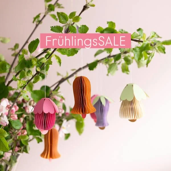 ….. #frühlingssale im #wunderschoengemachtshop 🌸

bis zu 70% rabatt auf die frühlingsfrischen designs!
lasst uns einen kleinen bummel durch die schönen schnäppchen machen:

- honeycombblumen in herrlichen farben und formen
- zeitlos, schlicht und schön sind die holzvögel in zwei varianten 
- bringen richtig #frühlingslaune: hängeblüten im rosetten-stil
- passend zur #kirschblüte, das edle leinenkissen mit kirschblütenzweig
- wunder, wunderschönster narzissen kerzenleuchter 
- mit frühlingsblumen bemalte windlichter
- diy seidenpapierblumen für ein stimmungsvolles #kirschblütenfest
- narzissenblütenkopf aus keramik als kerzenhalter 

viele weitere reduzierte frühlingsartikel findet ihr in unserem #sale - der link ist oben im profil 👆🏻