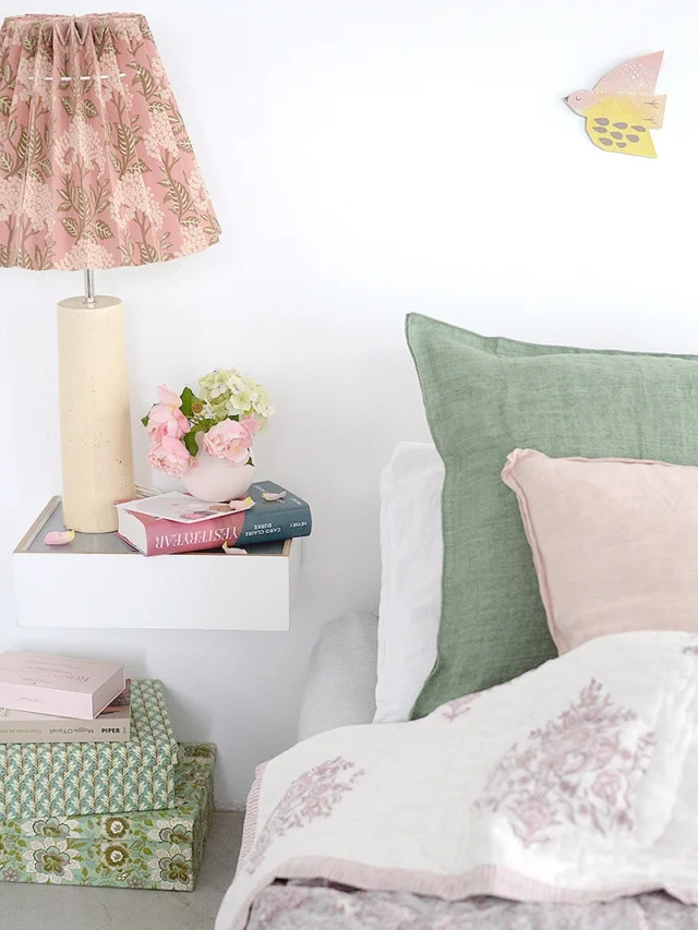 ….. #schlafzimmerinspiration : meine neue lampe mit floral bedrucktem papierschirm und keramikfuß matcht hervorragend zu quilt und dekovogel. der süße mini-soulbird bringt gute vibes ins schlafzimmer!

- die guten soulbird-vibes kann man auch verschicken. diese postkarten sind mit den glücksbringenden vögeln bedruckt. ich benutze die karten auch gerne als hübsche lesezeichen
- aus meinem garten 💚
- der große quilt ist auf vorder- und rückseite mit zwei verschiedenen mustern bedruckt. beide sind einfach wunderschön!
- gibt es was besseres, als kaffee im bett?
- wenn dann noch der dekorative #lichtfänger mit glitzerkristall und güldenem mond kleine regenbogen auf den schlafzimmerboden zaubert, kann der tag nur gut starten!
- welche seite der tagesdecke findet ihr schöner?

alle hier gezeigten dekoartikel und viele mehr, findet ihr im #wunderschoengemachtshop