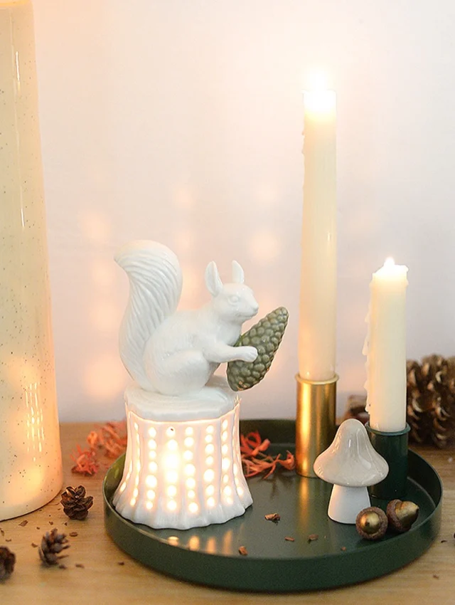 ….. endlich #herbst ! ich bin ehrlich gesagt froh, dass es jetzt erstmal kühler ist und wir es uns so richtig gemütlich machen können. 🍂 
zu meinen liebsten #herbstessentials gehören:

- das eichhörnchen-windlicht. mit seinen aussparungen im baumstumpf zaubert es eine ganz stimmungsvolle beleuchtung ✨

- mein herbstliches wimmelbild. herbstdeko an der hakenleiste kombiniert mit ganz viel herbst-klimbim auf dem tisch. buntes dekoherbsttreiben

- das holzgeschirr in blätterform. perfekt für die präsentation der leckeren schnuckeleien.

- die glasvase als pilz. bunte zweige rein und zack fertig.
und wie süß ist bitte das kleine wärmespiel mit den laternenkindern? ❤️

- schönste herbst- wintermotive: die handaquarellierten postkarten von @frolleinluecke_papeterie 

- die kuscheligen miniwärmflaschen, handgefilzt mit reh- oder eichhörnchen motiv. süüüüüß und wärmend.

- der zapfenkranz mit glöckchen, läutet auch schon dezent die weihnachtssaison ein

- der eichhörnchen-zapfen-anhänger

diese und viele weitere herbstaccessoires könnt ihr im #wunderschoengemachtshop shoppen. link oben in der bio ☝🏻