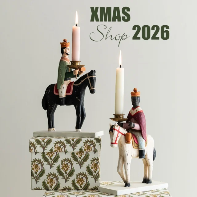 ….. yipieh! es ist soweit: unser #xmasshop ist online ✨

viele weihnachtliche neuheiten und beliebte klassiker findet ihr jetzt im #wunderschoengemachtshop 

den link direkt zu euren weihnachtslieblingen findet ihr oben im profil ☝🏻

unter den fast 700 verschiedenen weihnachtsartikeln sind:

* die so begehrten und hübschen „wise men“ kerzenhalter. dieses jahr traben sie in neuen farbtönen an.

* so, so viele von den einzigartigen wabenbäumen in außergewöhnlichen shapes, verschiedenen größen und farben 🌲 🌲 wie immer unvergleichlich von @bungalow.dk 

* zahlreicher #christbaumschmuck . alles was das herz begehrt: von papier, holz, metall, perlen und filz

* festliche, goldleuchtene kerzenständer, für stimmungsvolle adventsstunden

* angesagter baumschmuck in reliefprägetechnik

* schlichtschöne kerzen in baumform

* noch schlichtere und umso originellere stabkerzen mit weihnachtsthemen

* nostalgische kalenderkerzen - so gemütlich! 🕯️ 

* und moderne adventskränze

viel spaß beim stöbern und inspirieren lassen.
wir freuen uns über jede bestellung, wirklich wie ein weihnachtskeks! ❤️